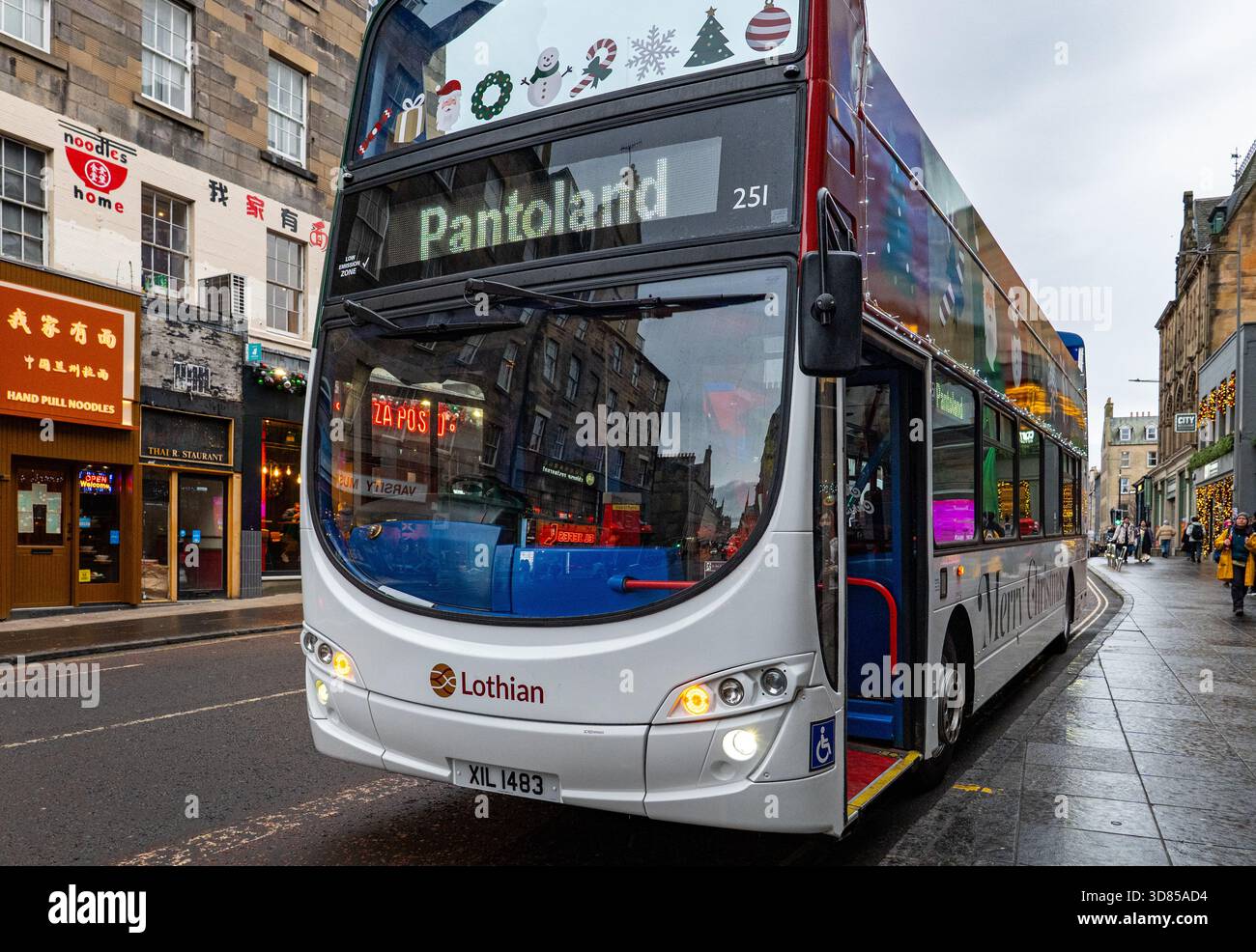 Bus Lothian à toit ouvert décoré spécial Noël garé devant Festival Theatre, Édimbourg, Écosse, Royaume-Uni Banque D'Images