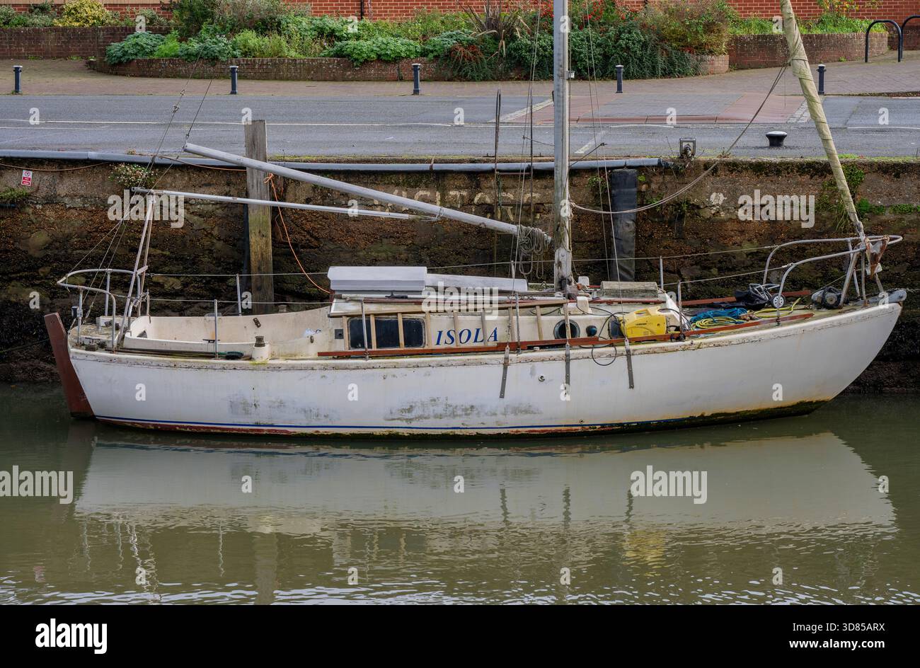 Un vieux voilier pourrissant sur attaché à un mur du port à Newport Quay, Ilse of wight, Royaume-Uni Banque D'Images