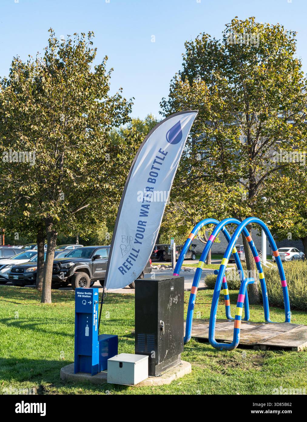 Une station publique de remplissage de bouteilles d'eau dans un parc à Winnipeg, Manitoba, Canada Banque D'Images