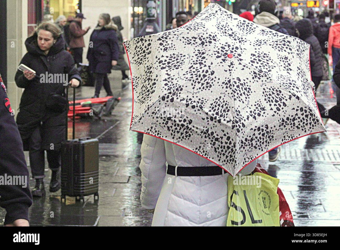 Glasgow, Écosse, Royaume-Uni. 28 novembre 2025. Météo Royaume-Uni : centre venteux de la ville. Crédit Gerard Ferry/Alamy Live News Banque D'Images