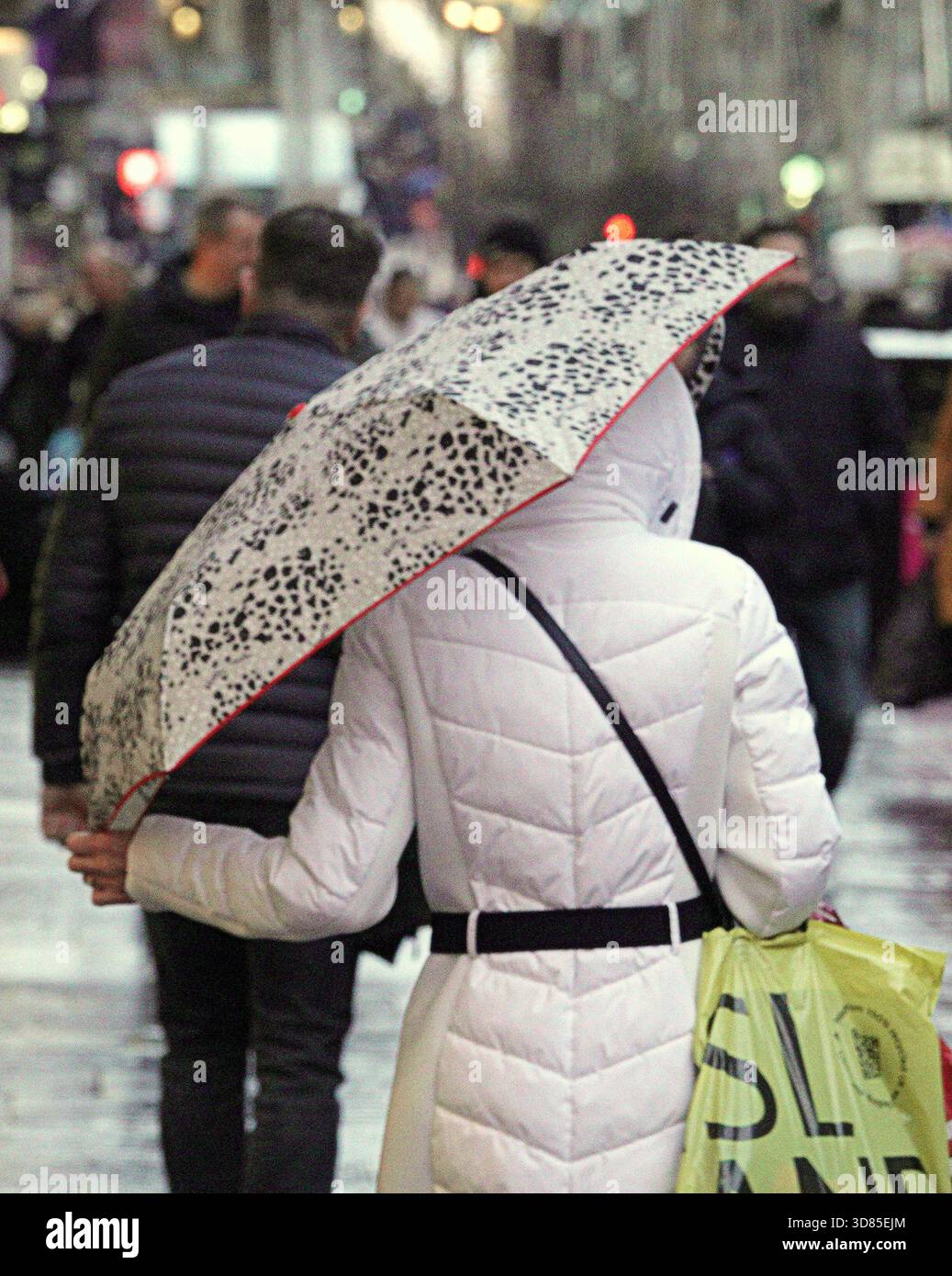 Glasgow, Écosse, Royaume-Uni. 28 novembre 2025. Météo Royaume-Uni : centre venteux de la ville. Crédit Gerard Ferry/Alamy Live News Banque D'Images