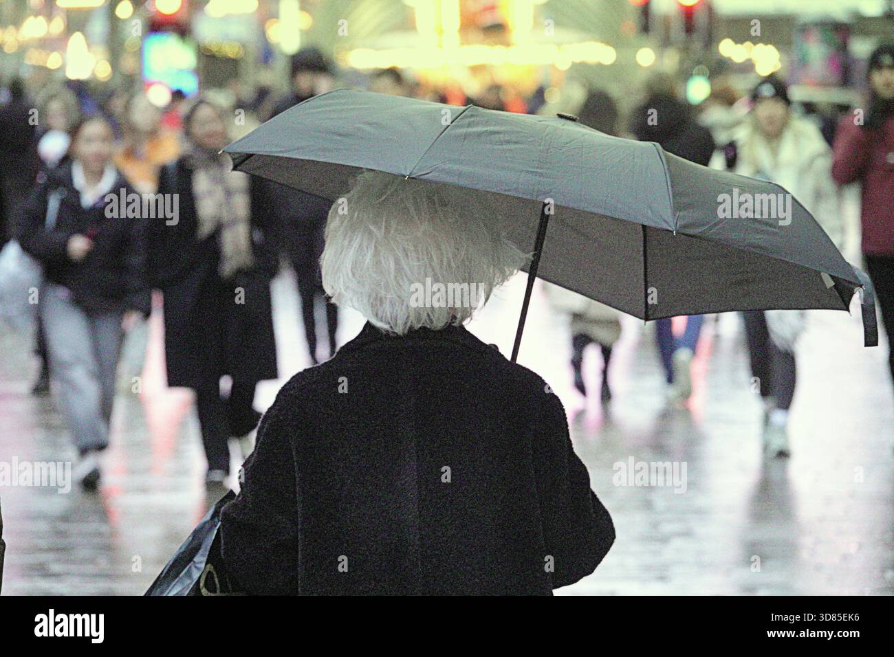 Glasgow, Écosse, Royaume-Uni. 28 novembre 2025. Météo Royaume-Uni : centre venteux de la ville. Crédit Gerard Ferry/Alamy Live News Banque D'Images
