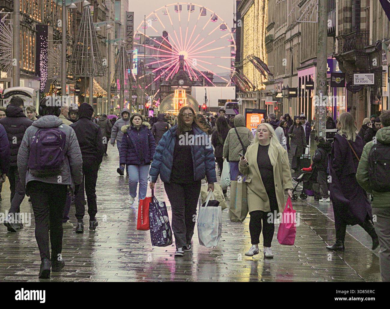 Glasgow, Écosse, Royaume-Uni. 28 novembre 2025. Météo Royaume-Uni : centre venteux de la ville. Crédit Gerard Ferry/Alamy Live News Banque D'Images