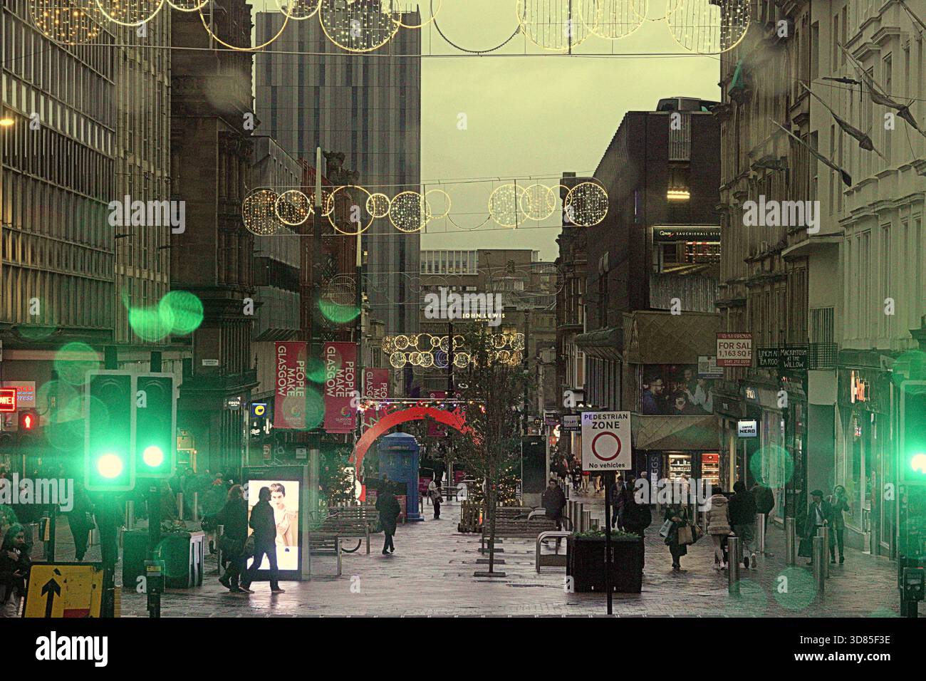 Glasgow, Écosse, Royaume-Uni. 28 novembre 2025. Météo Royaume-Uni : centre venteux de la ville. Crédit Gerard Ferry/Alamy Live News Banque D'Images