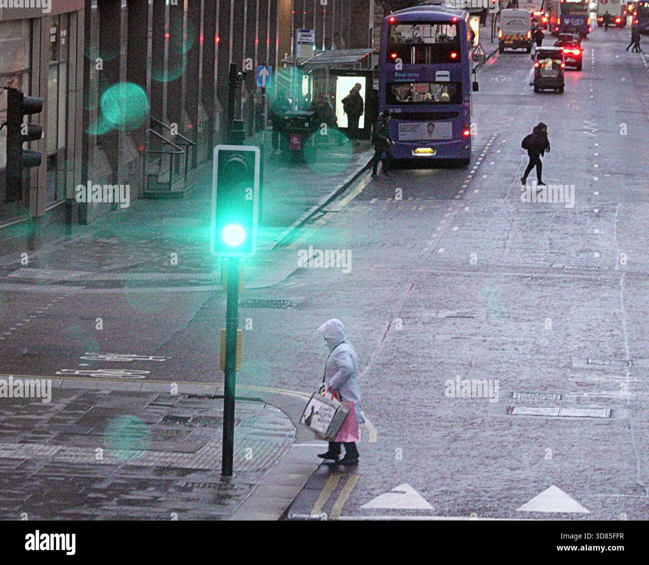 Glasgow, Écosse, Royaume-Uni. 28 novembre 2025. Météo Royaume-Uni : centre venteux de la ville. Crédit Gerard Ferry/Alamy Live News Banque D'Images