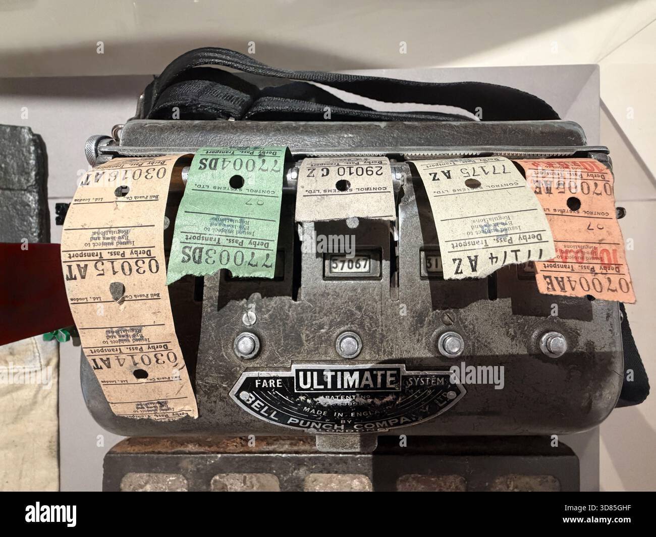 Distributeur de billets mécaniques vintage avec plusieurs billets de bus en papier de couleur de la Bell Punch Company utilisés dans les systèmes de transport public Banque D'Images