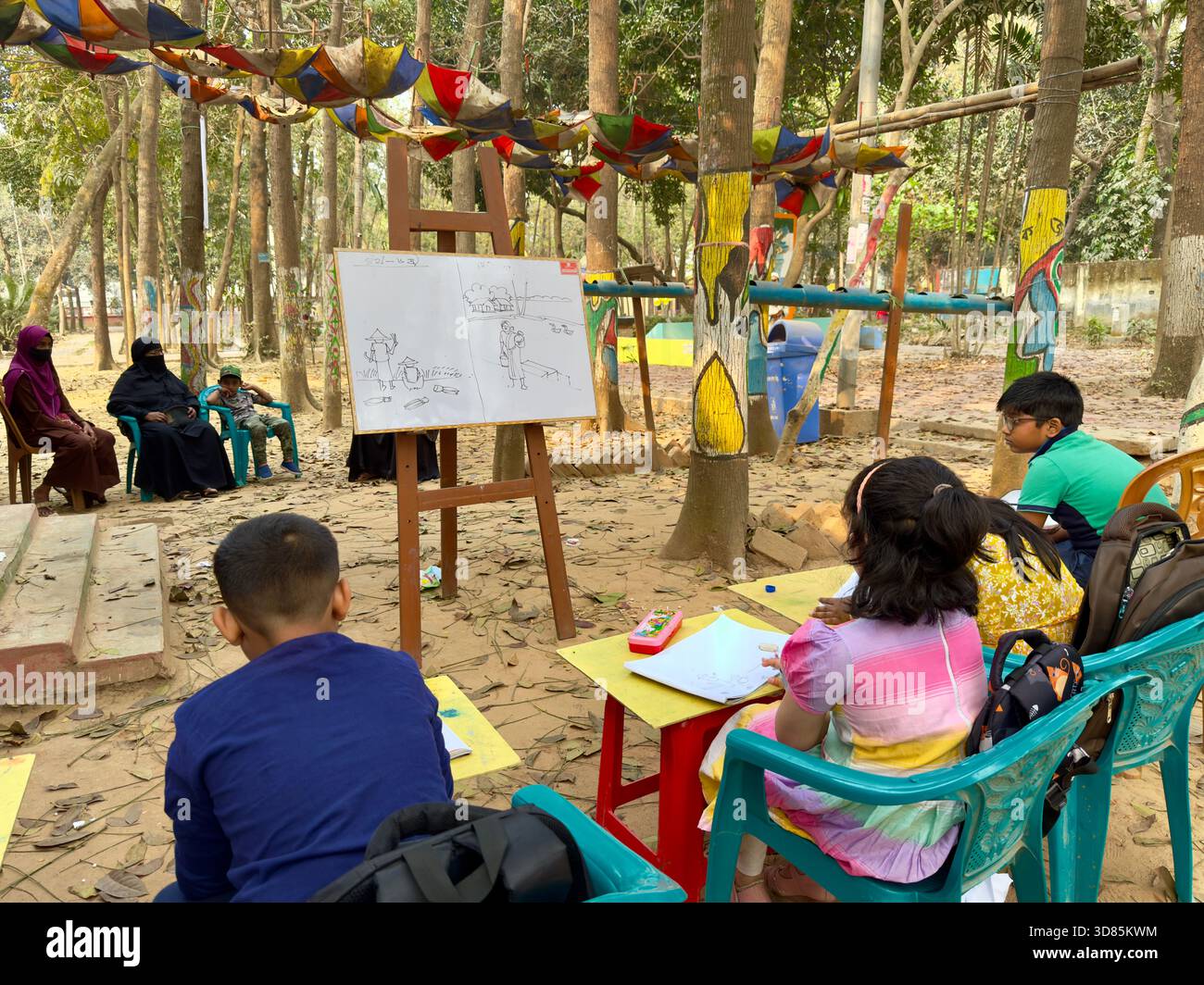 Cours d'art pour enfants, Chittagong, Bangladesh - Image de stock capturée avec un smartphone