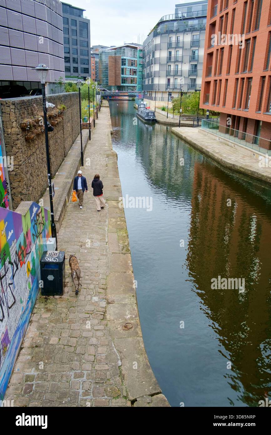 Bâtiments modernes et anciens convertis sur le canal Rochdale à Ancoats Manchester. Banque D'Images