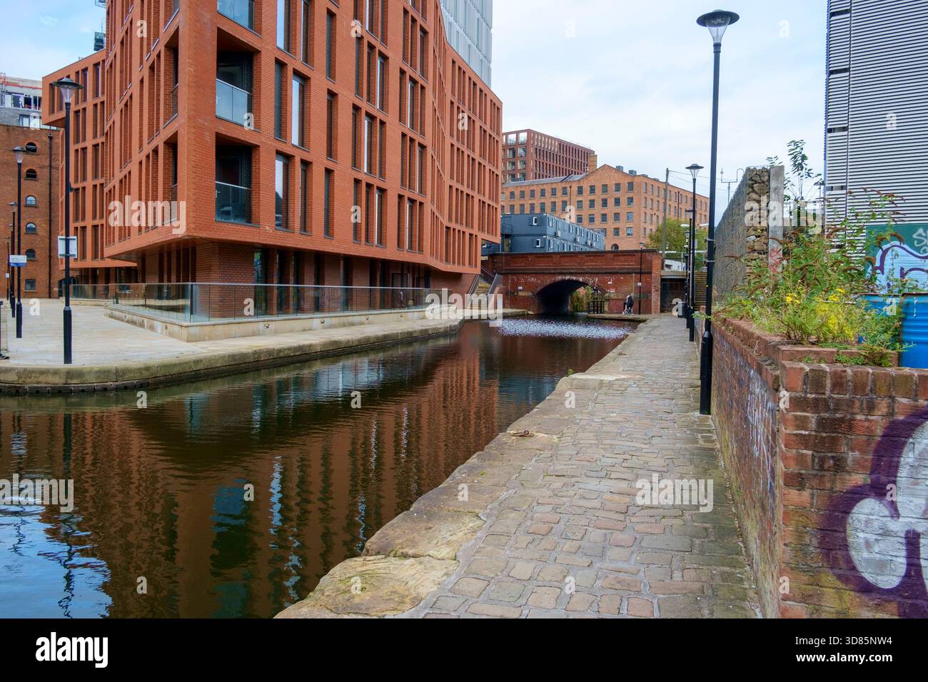 Bâtiments modernes et anciens convertis sur le canal Rochdale à Ancoats Manchester. Banque D'Images