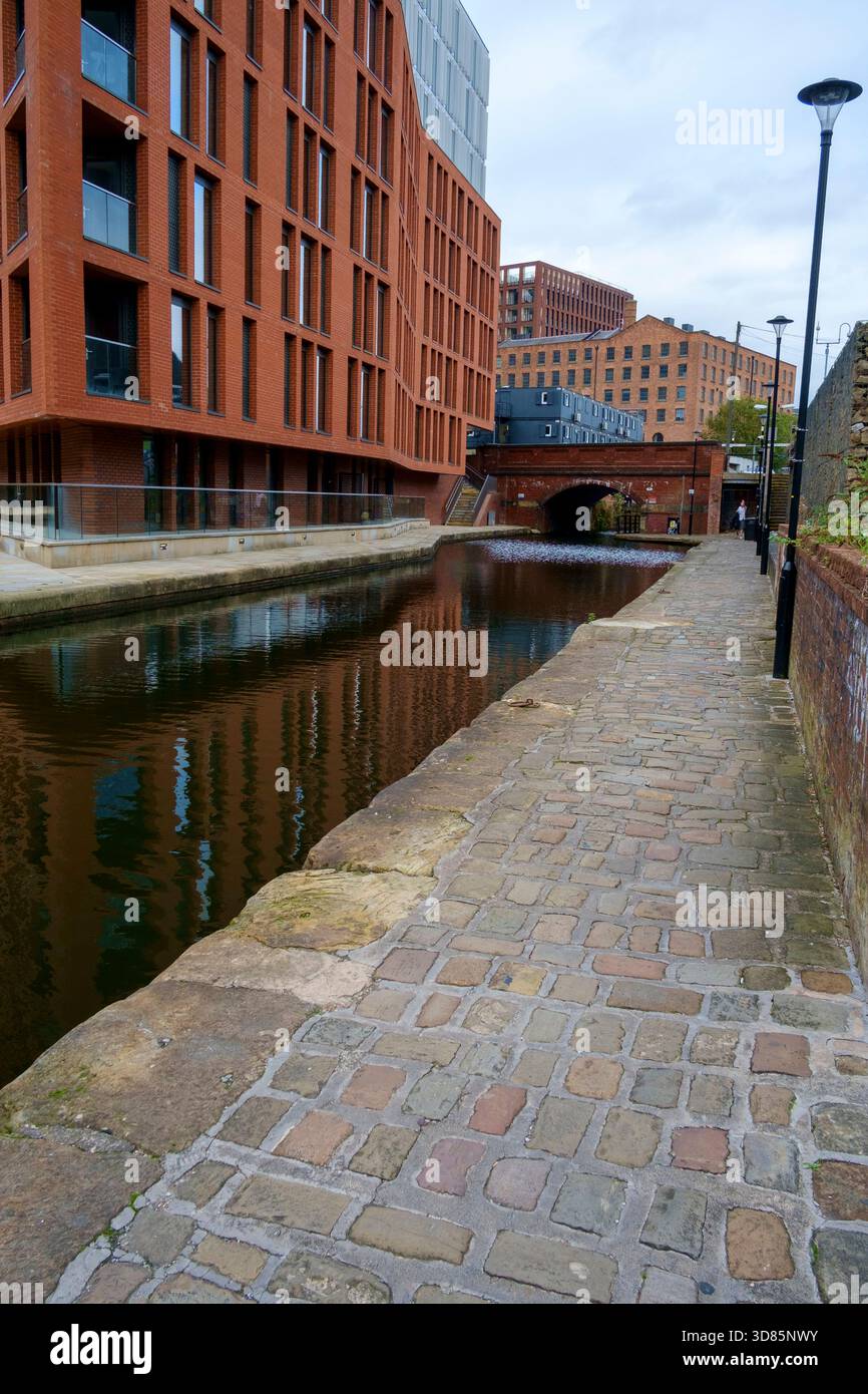Bâtiments modernes et anciens convertis sur le canal Rochdale à Ancoats Manchester. Banque D'Images