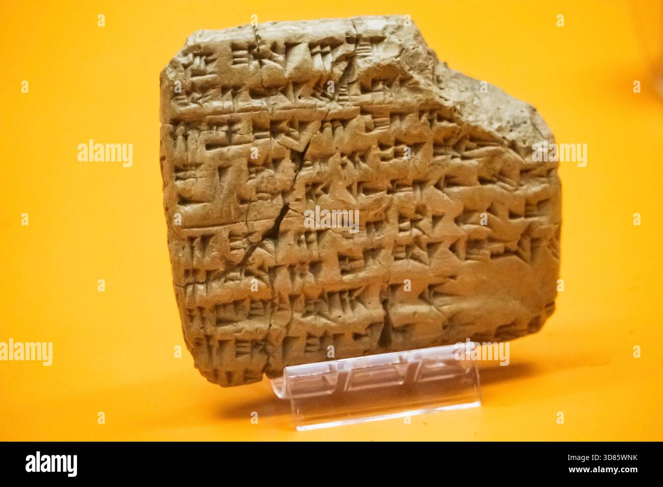 Tablette cunéiforme de l'ancienne période baylonienne (2000-1500 av. J.-C.), au Musée culturel de Bassorah à Bassorah, en Irak. Banque D'Images