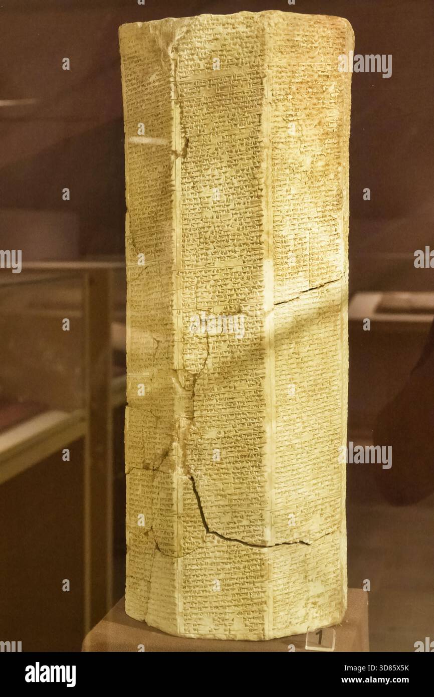 Prisme octogonal avec écriture cunéiforme de Niniveh, décrivant les actions militaires du roi assyrien Sennachérib, maintenant au Musée de l'Irak, Bagdad. Banque D'Images