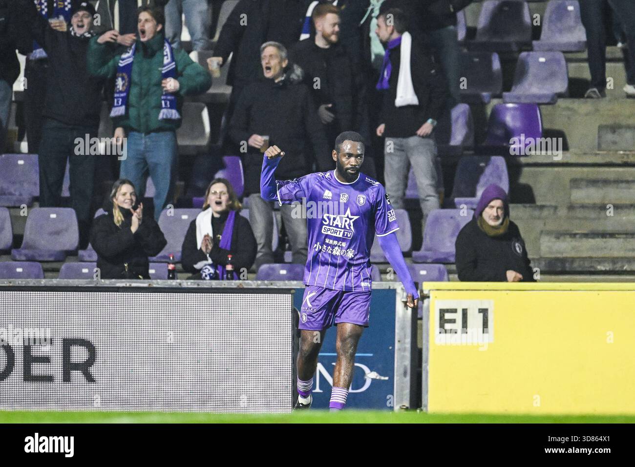 Anvers, Belgique. 28 novembre 2025. Arnold Vula de Beerschot célèbre après avoir marqué lors d'un match de football entre Beerschot va et RFC Liège, vendredi 28 novembre 2025 à Anvers, le jour 15 de la deuxième division 2025-2026 'Challenger Pro League' 1B du championnat belge. BELGA PHOTO TOM GOYVAERTS crédit : Belga News Agency/Alamy Live News Banque D'Images