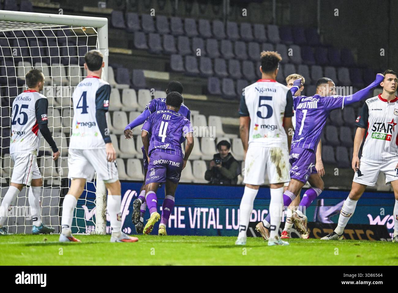 Anvers, Belgique. 28 novembre 2025. Arnold Vula de Beerschot célèbre après avoir marqué lors d'un match de football entre Beerschot va et RFC Liège, vendredi 28 novembre 2025 à Anvers, le jour 15 de la deuxième division 2025-2026 'Challenger Pro League' 1B du championnat belge. BELGA PHOTO TOM GOYVAERTS crédit : Belga News Agency/Alamy Live News Banque D'Images