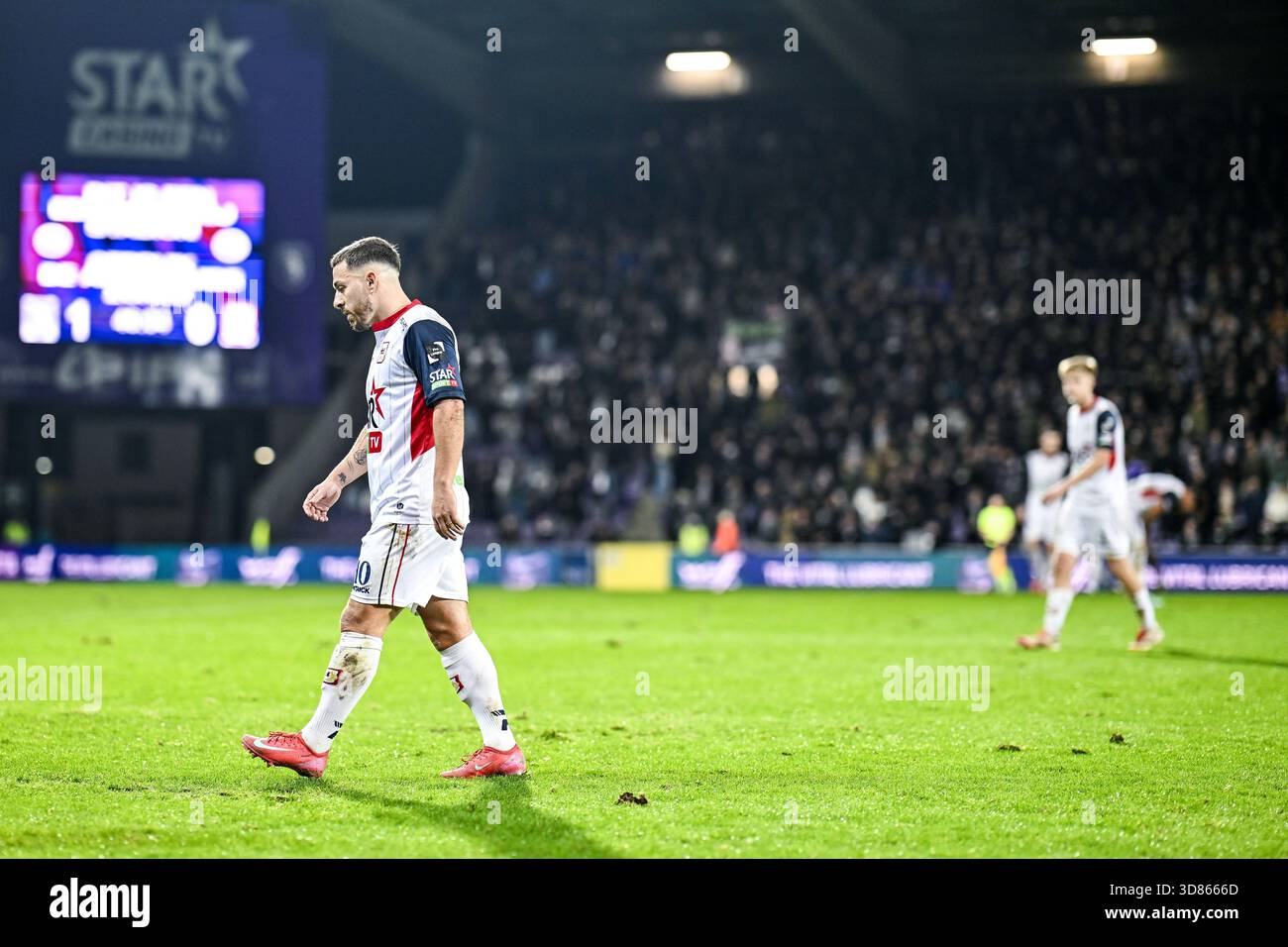 Anvers, Belgique. 28 novembre 2025. Kylian Hazard de Liège semble déçu lors d'un match de football entre Beerschot va et RFC Liège, vendredi 28 novembre 2025 à Anvers, le jour 15 de la deuxième division 2025-2026 'Challenger Pro League' 1B du championnat belge. BELGA PHOTO TOM GOYVAERTS crédit : Belga News Agency/Alamy Live News Banque D'Images