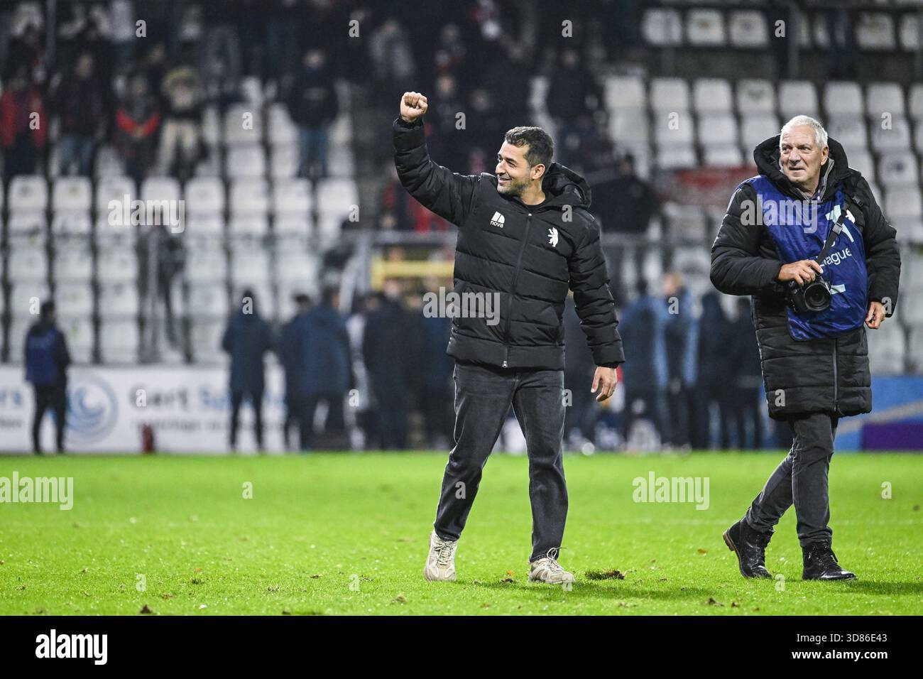 Anvers, Belgique. 28 novembre 2025. Mohamed Messoudi, entraîneur-chef de Beerschot, célèbre après avoir remporté un match de football entre Beerschot va et le RFC Liège, vendredi 28 novembre 2025 à Anvers, le jour 15 de la deuxième division 2025-2026 'Challenger Pro League' 1B du championnat belge. BELGA PHOTO TOM GOYVAERTS crédit : Belga News Agency/Alamy Live News Banque D'Images
