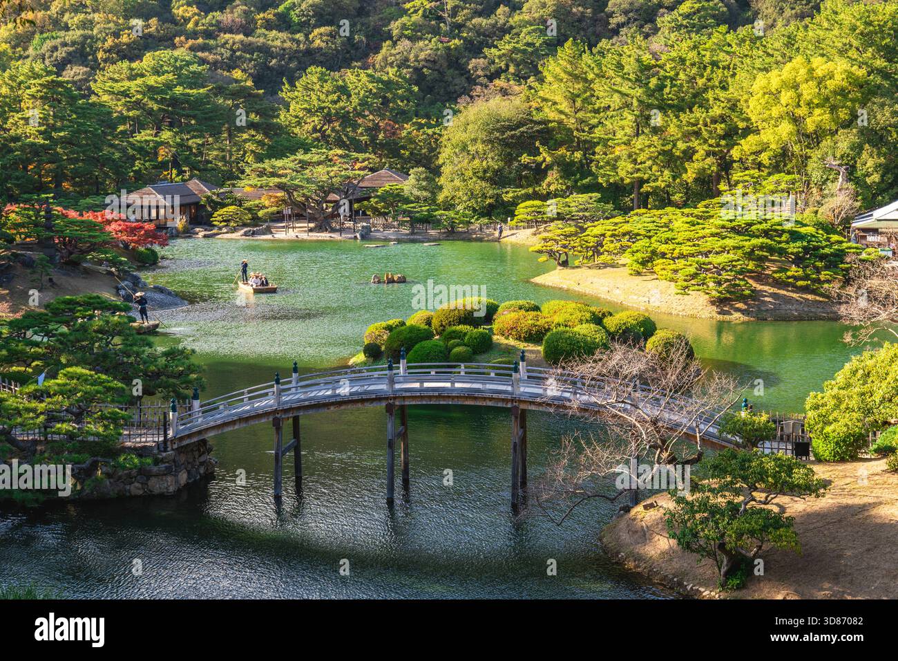 Pont de lune en croissant du jardin de Ritsurin à Takamatsu, préfecture de Kagawa, Shikoku, Japon Banque D'Images