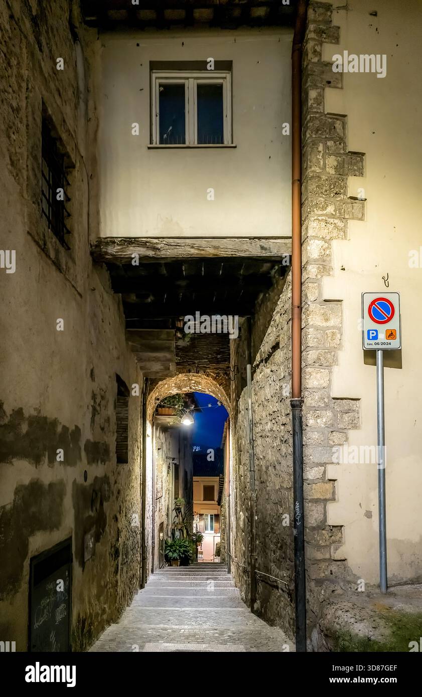Passage historique, rue vide dans le centre de Rieti la nuit Banque D'Images