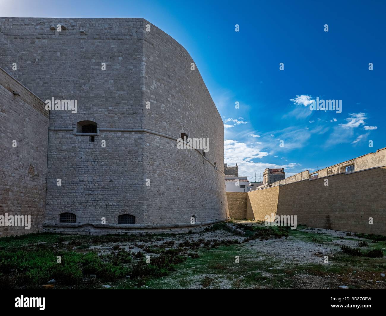 Bastion incliné restauré avec des ports d'armes entourés par des douves sèches au château de Trani en Italie Banque D'Images
