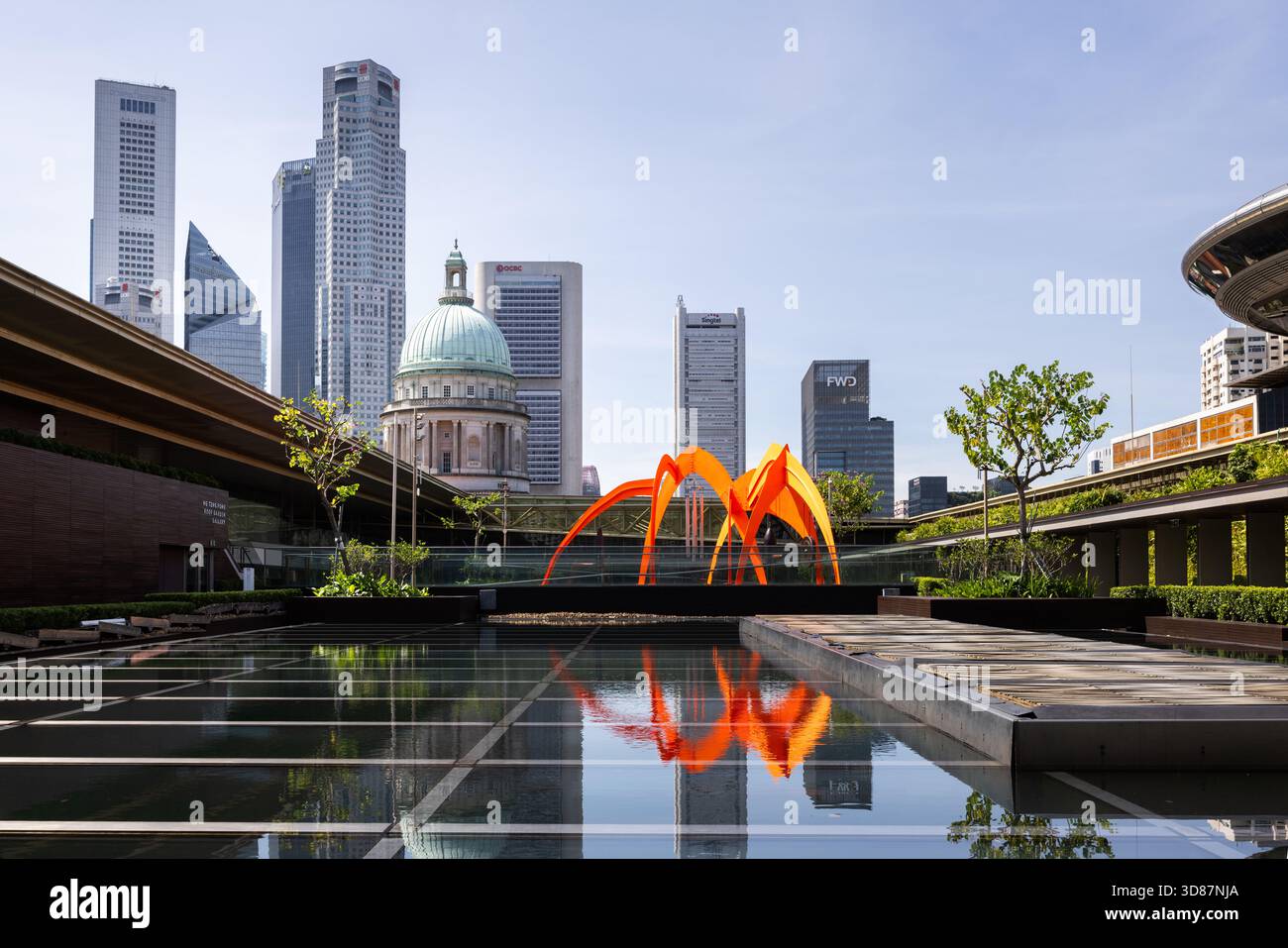Toit de la National Gallery Singapour avec vue sur les toits et sculptures dans le jardin au coucher du soleil Banque D'Images