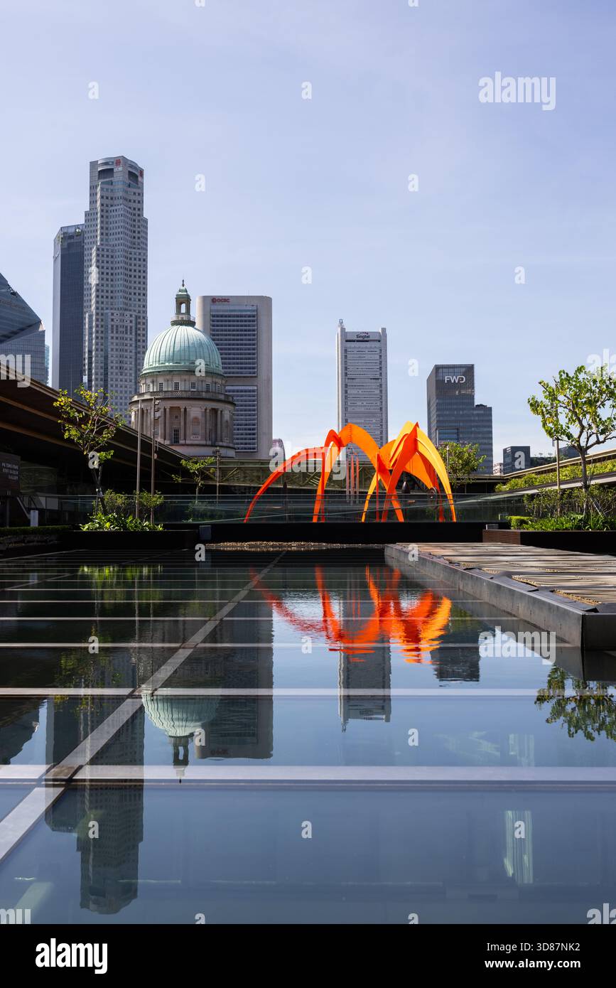 Toit de la National Gallery Singapour avec vue sur les toits et sculptures dans le jardin au coucher du soleil Banque D'Images