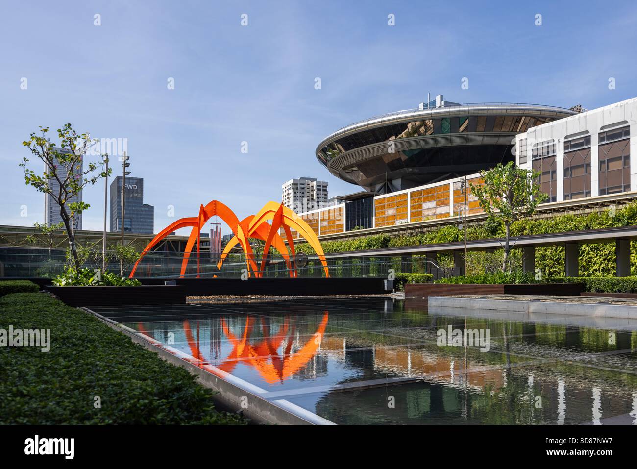 Toit de la National Gallery Singapour avec vue sur les toits et sculptures dans le jardin au coucher du soleil Banque D'Images