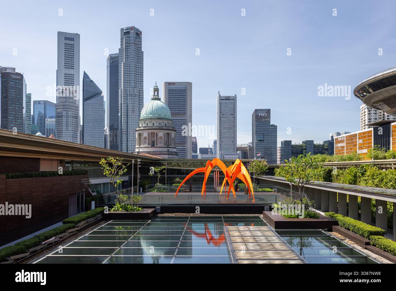 Toit de la National Gallery Singapour avec vue sur les toits et sculptures dans le jardin au coucher du soleil Banque D'Images