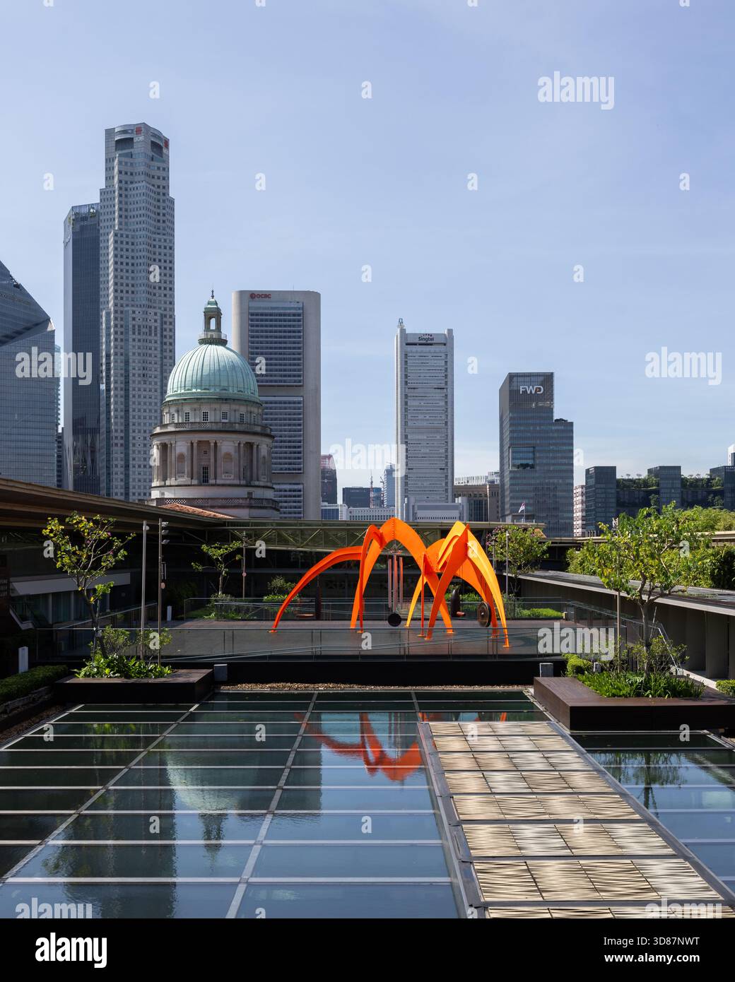 Toit de la National Gallery Singapour avec vue sur les toits et sculptures dans le jardin au coucher du soleil Banque D'Images
