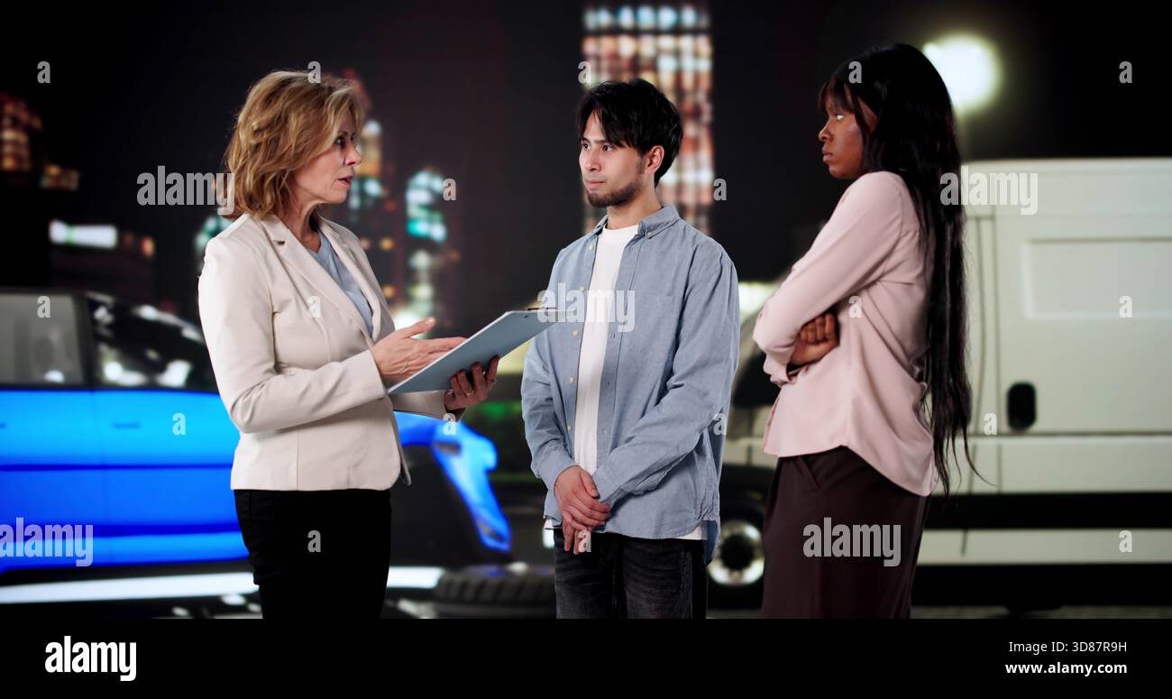 Avocat spécialisé dans les affaires juridiques, jeune couple recevant de l'aide. Banque D'Images