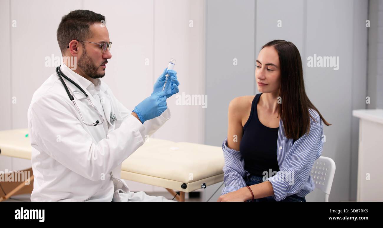 Professionnel de la santé administrant un vaccin contre la grippe à une jeune patiente. Banque D'Images