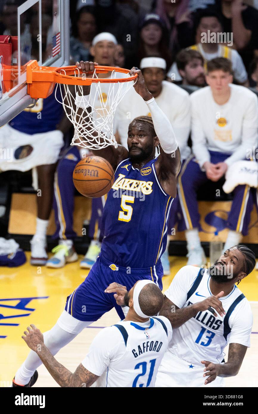Los Angeles, États-Unis. 28 novembre 2025. DeAndre Ayton des Los Angeles Lakers (5) dunque contre les Dallas Mavericks lors d'un match de basket NBA entre les Dallas Mavericks et les Los Angeles Lakers au Crypto.com Arena. Crédit : SOPA images Limited/Alamy Live News Banque D'Images