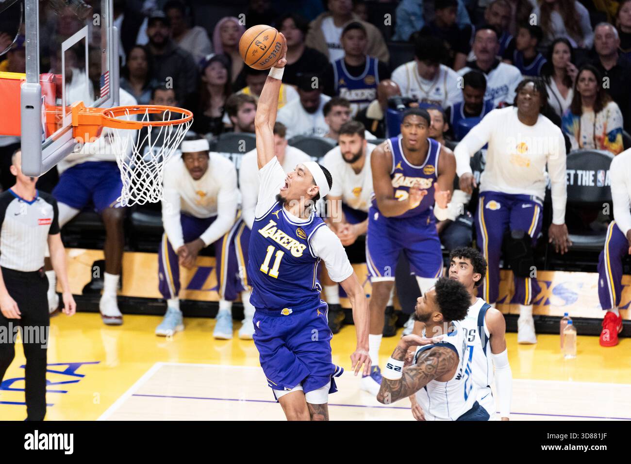 Los Angeles, États-Unis. 28 novembre 2025. Jaxson Hayes des Los Angeles Lakers (11 ans) dunque contre les Dallas Mavericks lors d'un match de basket-ball NBA entre les Dallas Mavericks et les Los Angeles Lakers au Crypto.com Arena. Crédit : SOPA images Limited/Alamy Live News Banque D'Images