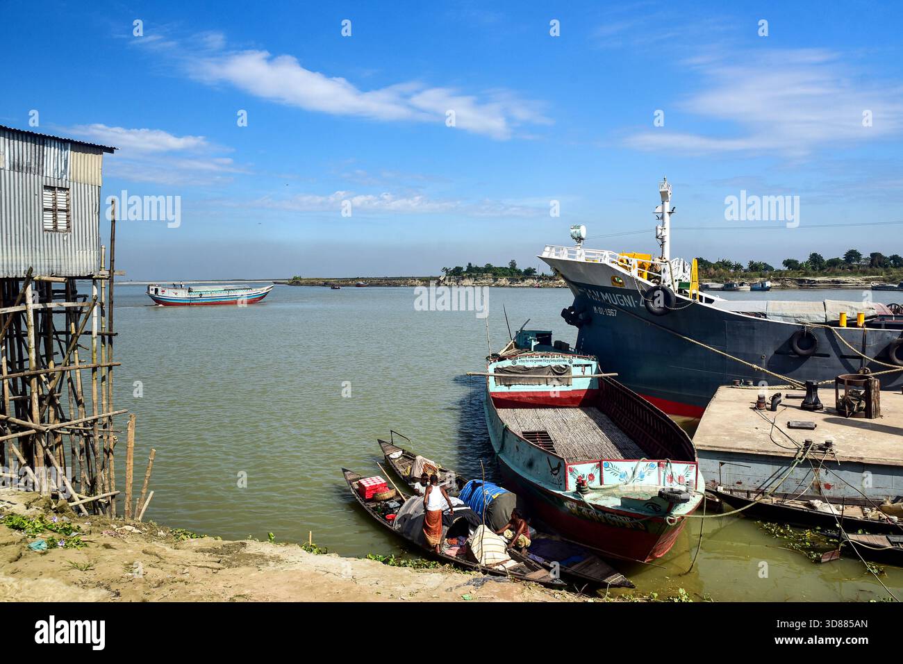 Scène du port avec des bateaux et des grues au bord de l'eau ensoleillé, un quai rustique et la vie côtière Banque D'Images