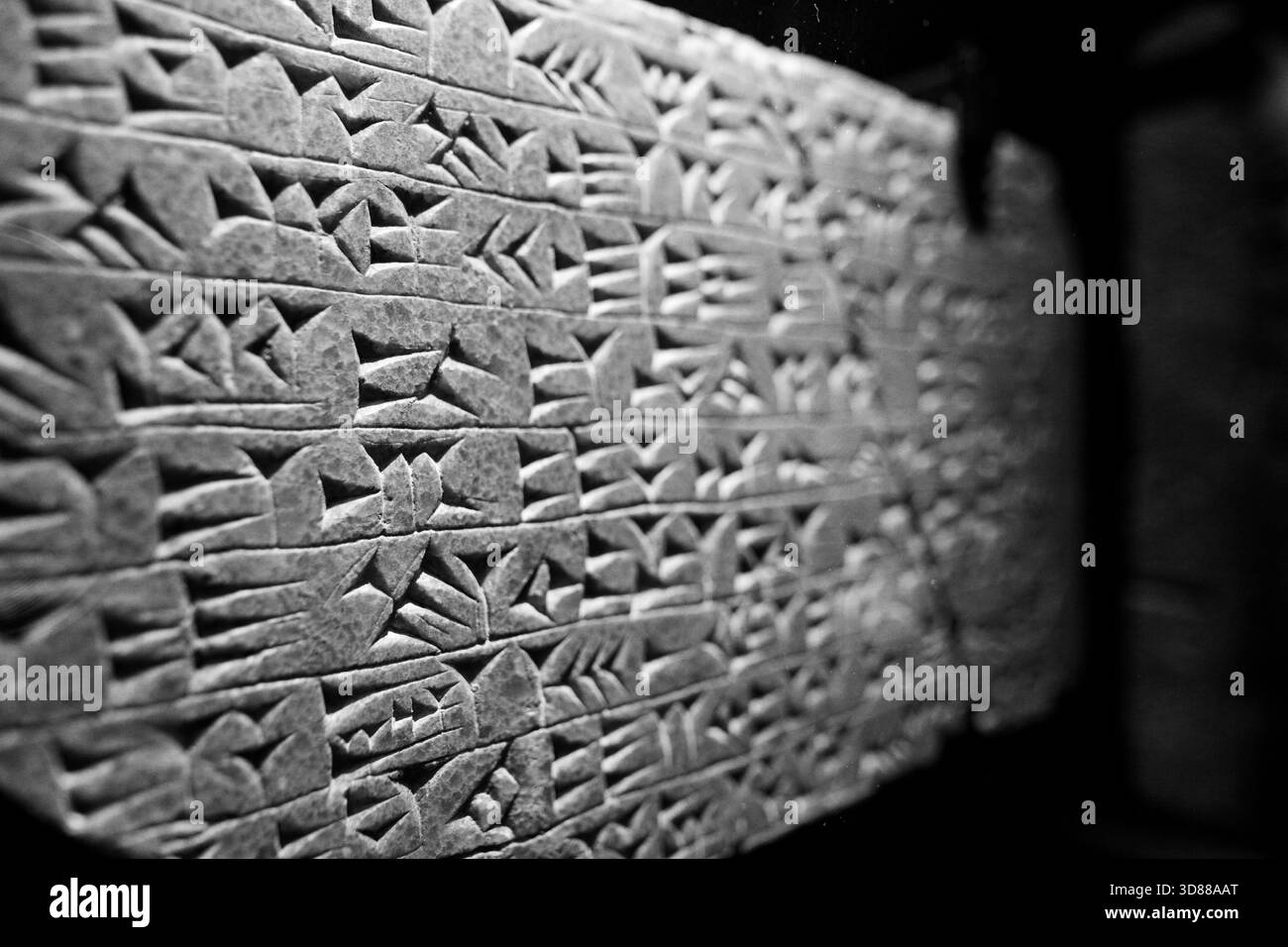 Rome, Italie - 11 janvier 2024:inscription avec passage des Annales Ashurnasipal II à l'intérieur du Musée du Vatican. Banque D'Images