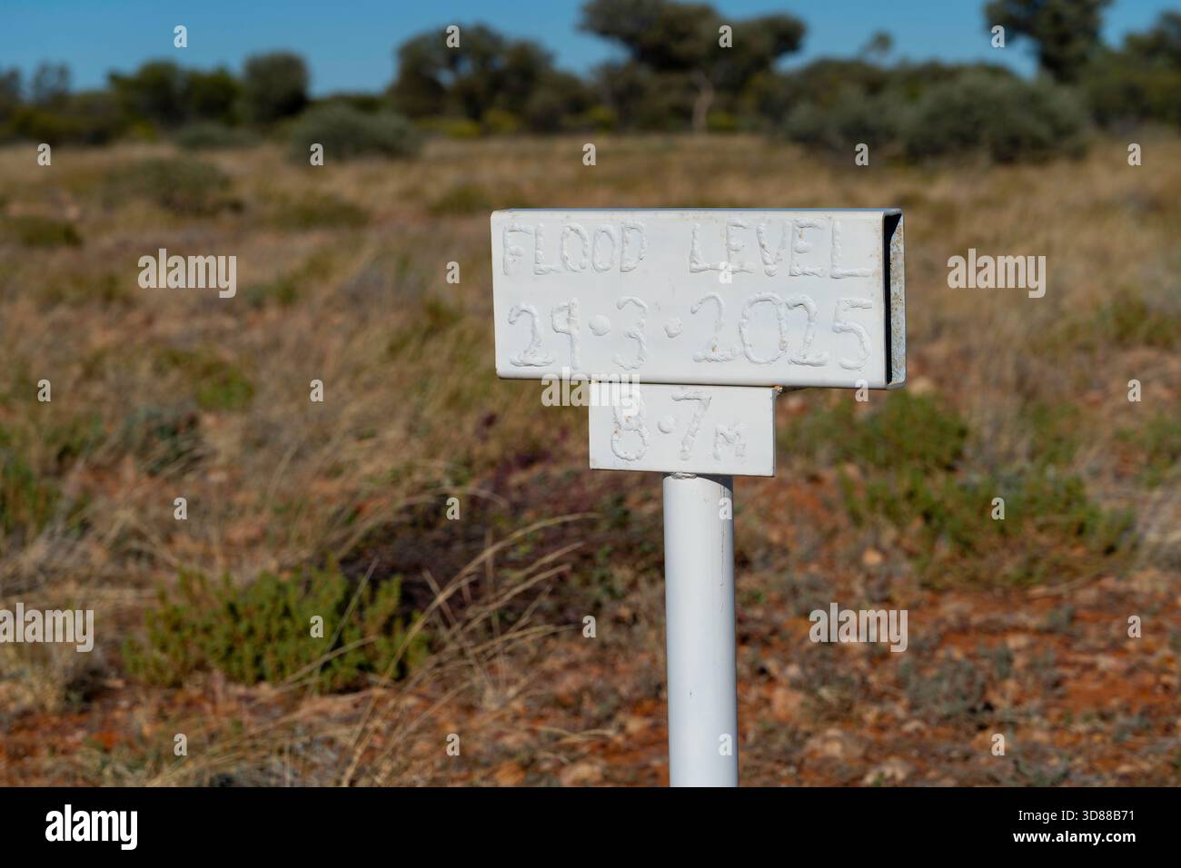 Marqueurs d'inondation sur la plaine inondable autour de Cooper's Creek, Windorah, Queensland, Australie Banque D'Images