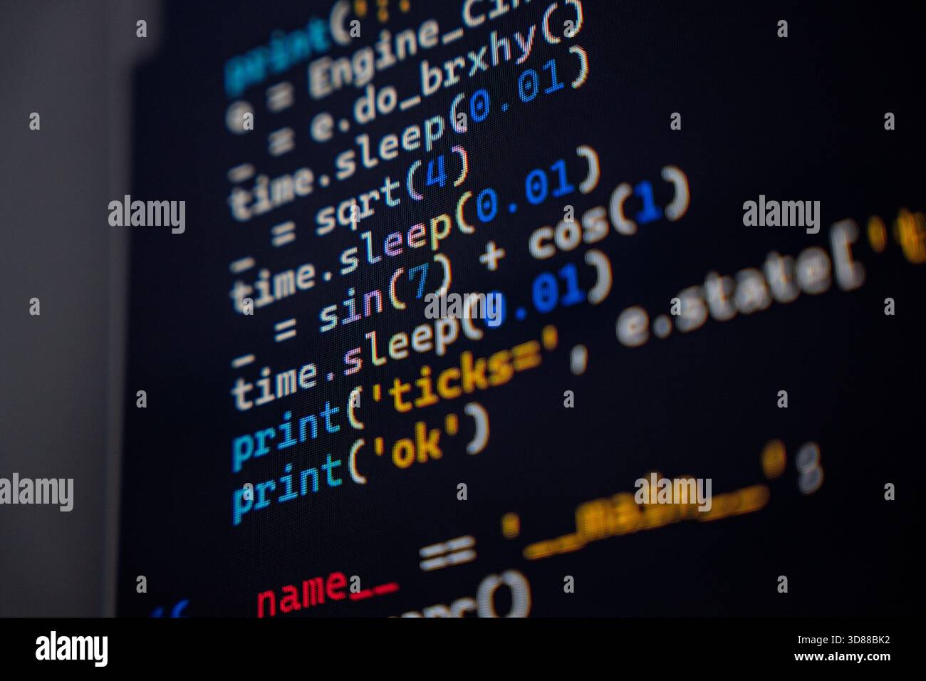 Une vue détaillée du code de programmation affiché sur un écran, avec des fonctions telles que print, sin et cos, montrant la syntaxe et la structure du code. Banque D'Images