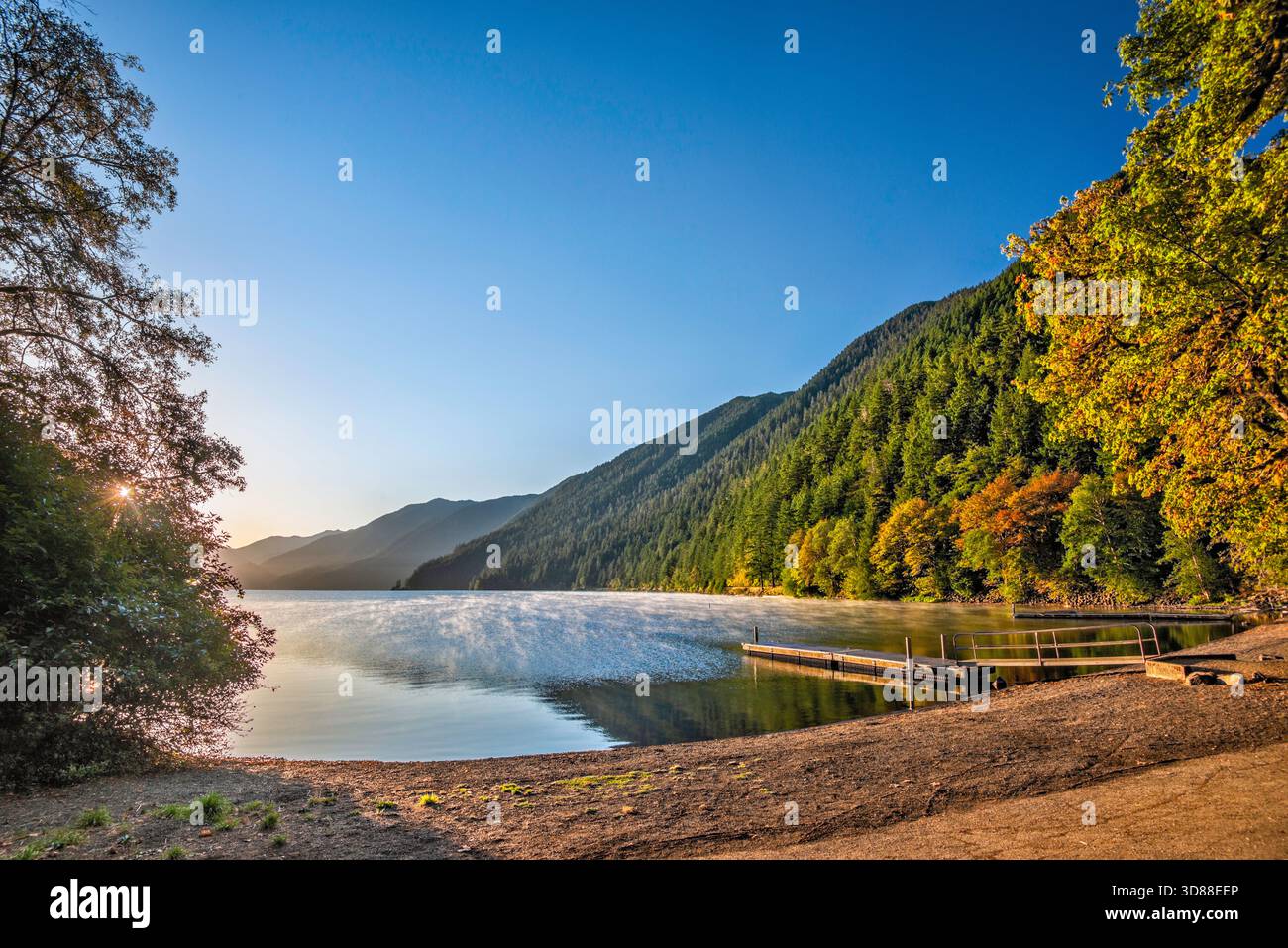Lake Crescent, près du terrain de camping Fairholme, au lever du soleil, parc national olympique, péninsule olympique, état de Washington, États-Unis Banque D'Images