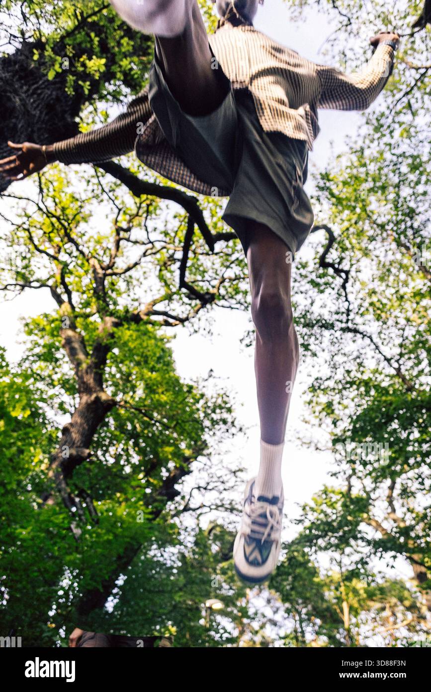 Directement au-dessous de toute la longueur de l'homme courant dans la forêt Banque D'Images