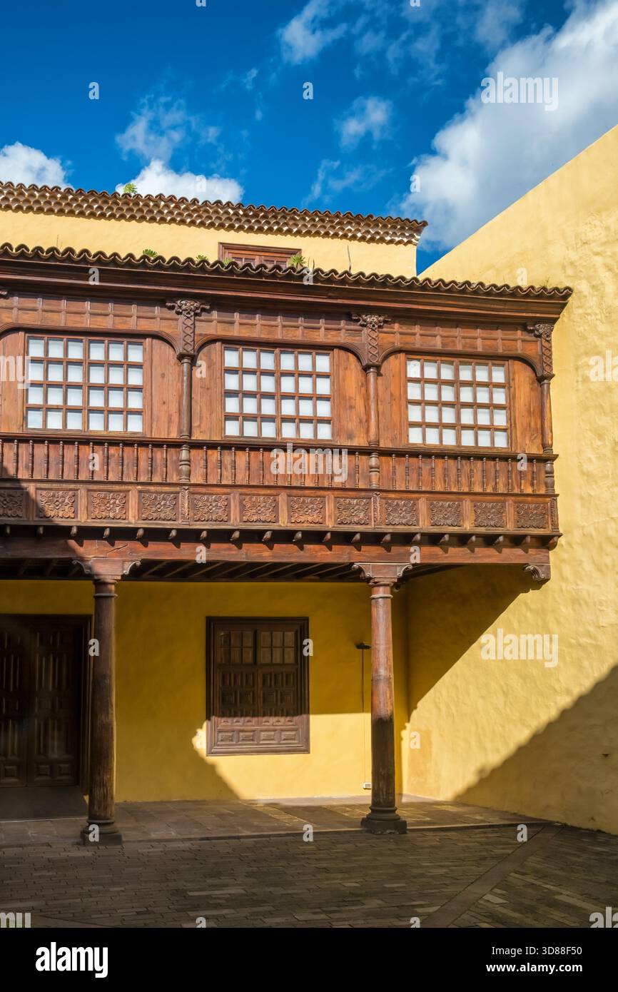 Vieux balcon sculpté en bois d'un bâtiment historique à Tenerife Banque D'Images
