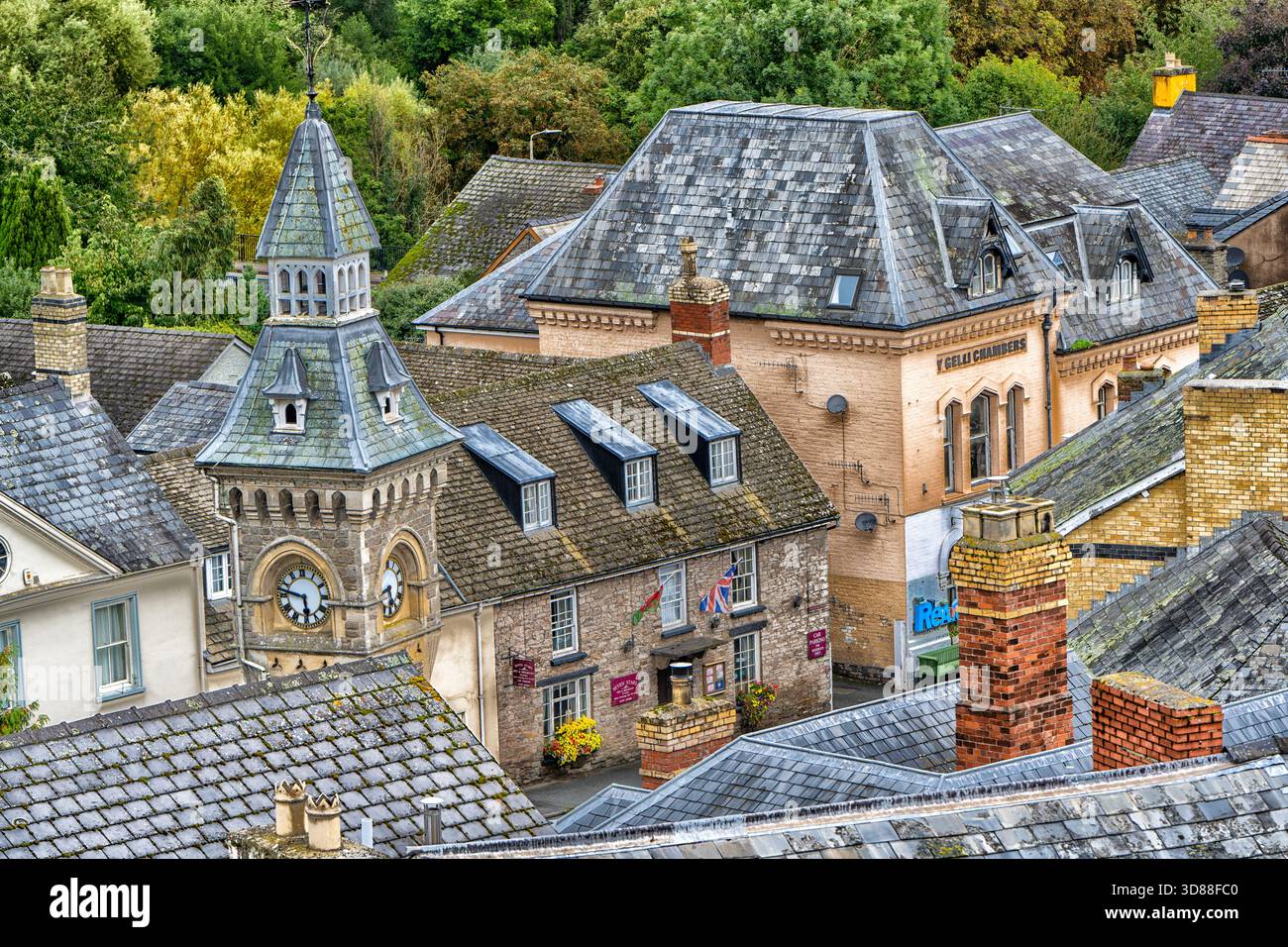 Vue surélevée de la tour de l'horloge victorienne, Broad Street, Hay-on-Wye, Powys, pays de Galles, ROYAUME-UNI Banque D'Images