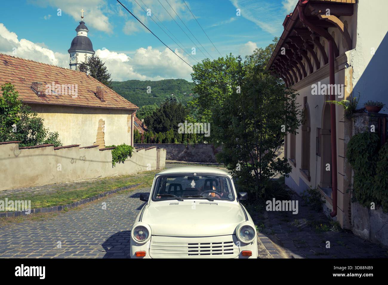 Voiture vintage sur la rue dans le village Banque D'Images