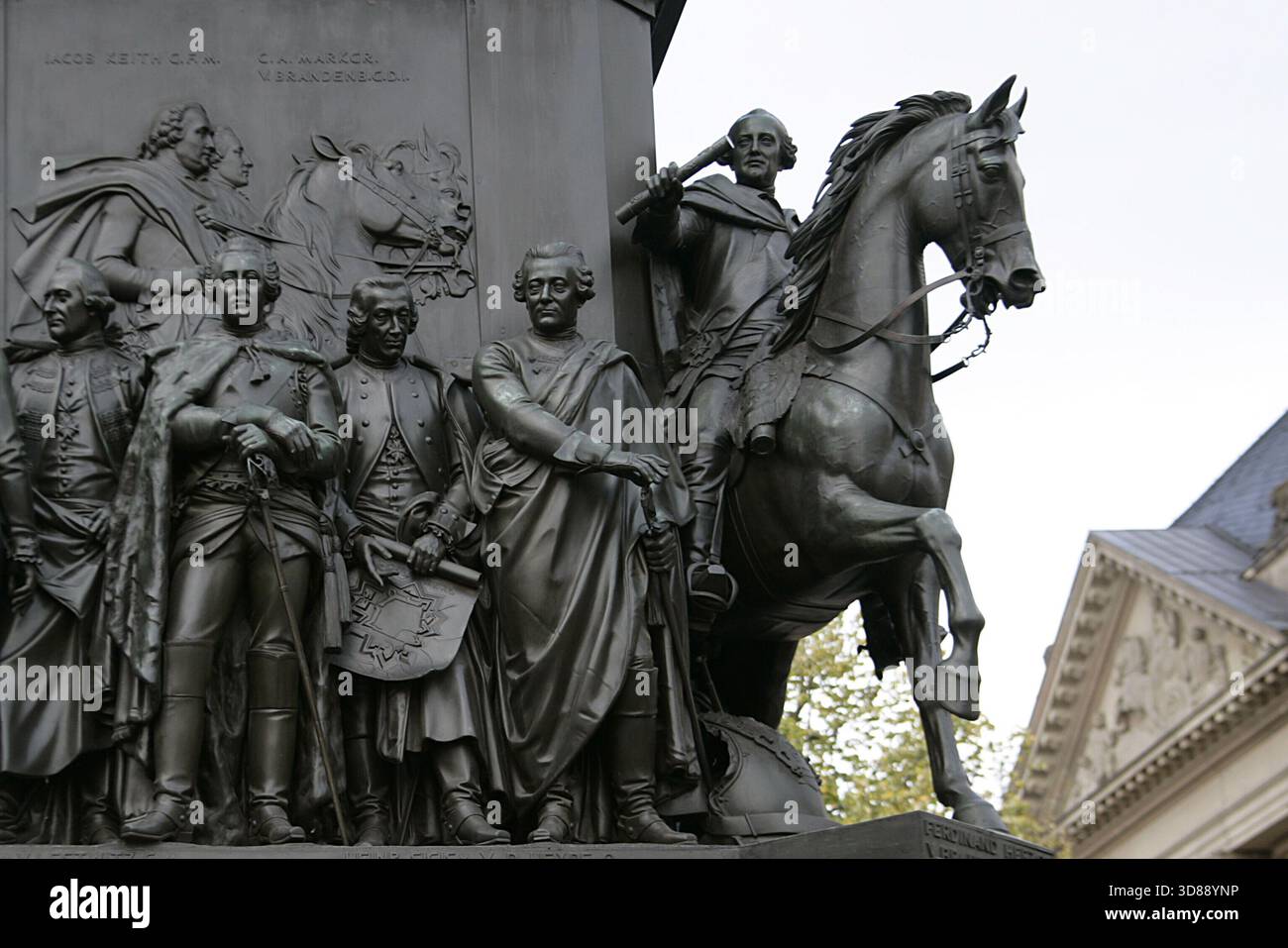 De gauche à droite : Hans Sigismund von Lestwitz (1718-1788), major-général prussien ; le prince Auguste Guillaume de Prusse (1722-1758) ; Heinrich Sigismund von der Heyde (1703-1765), commandant en chef prussien de la forteresse de Kolberg ; Johann Dietrich von Hülsen (1693-1767), lieutenant général prussien de l'infanterie ; et le duc Ferdinand de Brunswick-Wolfenbüttel (1721-1792), maréchevrier prussien arrière. Détail du monument à Frédéric le Grand, érigé sur l'avenue Unter den Linden, Berlin, Allemagne. Réalisé en bronze entre 1839 et 1851 par le sculpteur allemand Chris Banque D'Images
