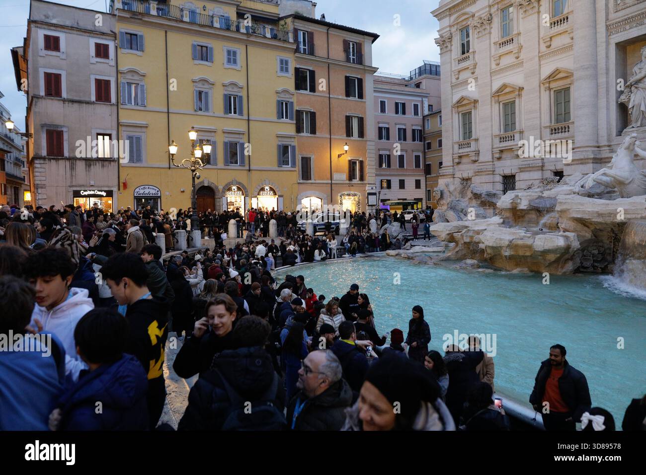 Rome, Italie - 10 janvier 2024 : les touristes visitent la fontaine de Trevi à Rome. Banque D'Images