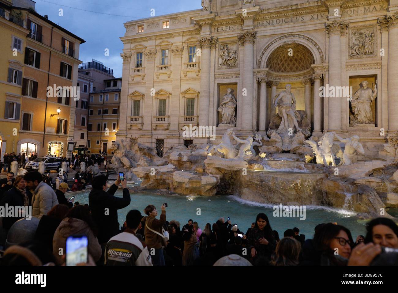 Rome, Italie - 10 janvier 2024 : les touristes visitent la fontaine de Trevi à Rome. Banque D'Images