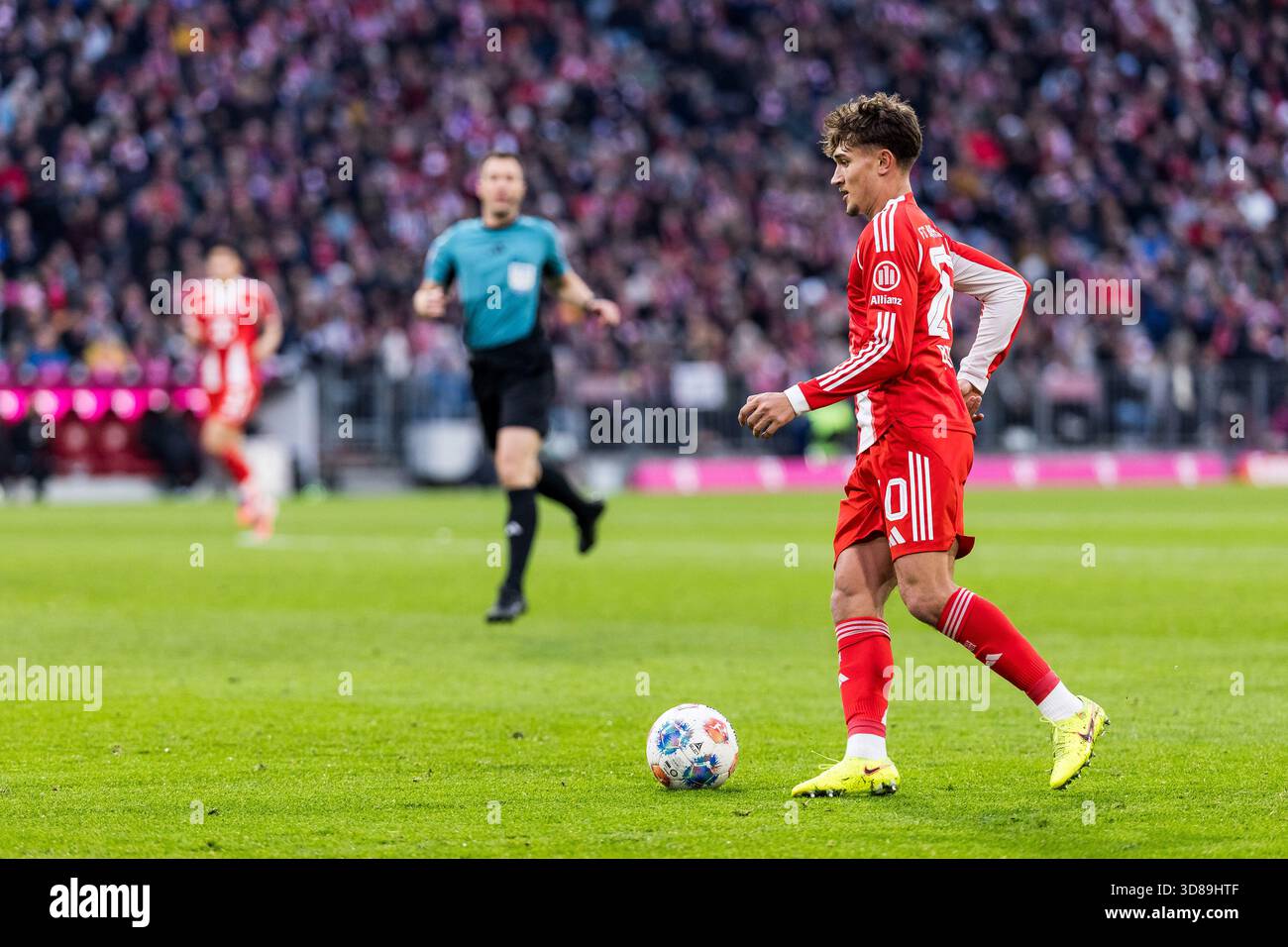 MUNICH, ALLEMAGNE - NOVEMBRE 29 : Tom Bischof (FC Bayern Munich, 20) lors du match de Bundesliga [Bundesliga] entre le FC Bayern Munich vs FC fait Pauli Hamburg à Allianz Arena le jour 12 du 1. Bundesliga [Bundesliga] le 29 novembre 2025 à Mun Banque D'Images