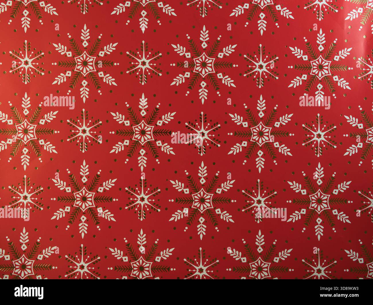 Motif or rouge flocon de neige de Noël - fond rouge festif avec un élégant flocon de neige blanc et or et des motifs géométriques, parfait pour les greeti de vacances Banque D'Images
