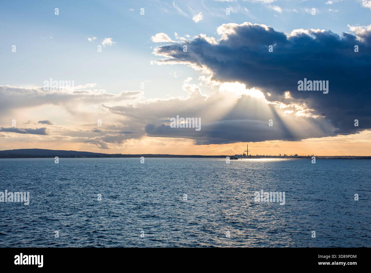 Coucher de soleil sur le port de Dublin en Irlande vu de l'océan Atlantique Banque D'Images