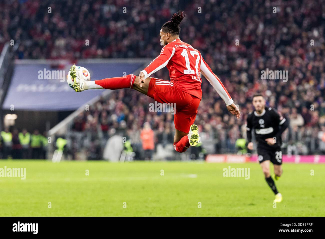 MUENCHEN, ALLEMAGNE - NOVEMBRE 29 : Michael Olise (FC Bayern Muenchen, 17 ans) contrôle le ballon en plein air lors du match de Bundesliga opposant FC Bayern Muenchen vs FC fait Pauli à Allianz Arena le jour 12 du 1. Bundesliga le 29 novembre 2025 à Muenchen, Allemagne. LES RÈGLEMENTS DU LDF INTERDISENT TOUTE UTILISATION DE PHOTOGRAPHIES COMME SÉQUENCES D'IMAGES ET/OU QUASI-VIDÉO. Crédit : BEAUTIFUL SPORTS Pressefotoagentur/Alamy Live News Banque D'Images