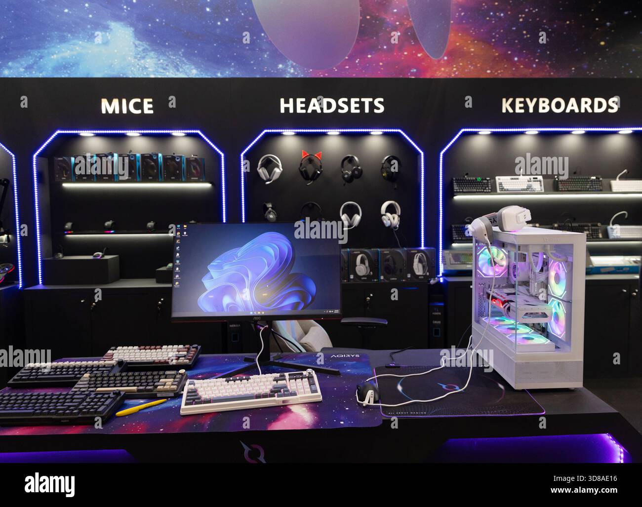 Berlin, Allemagne - 09 septembre 2025 : IFA.Berlin. Les accessoires de jeu sont présentés avec un éclairage éclatant dans un environnement de vente au détail moderne Banque D'Images