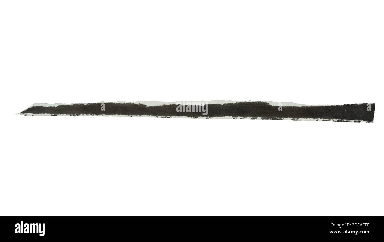 Longue bande de papier noir déchiré isolé sur fond blanc Banque D'Images